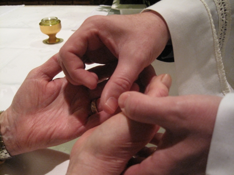 569 Krankensalbung 800x600 by Chantal Hubert Lutgen   intranet.cathol.lu [cc by nc nd]